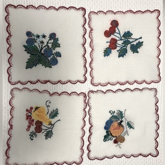 Embroidered SQUARE TABLE CLOTH & 4 NAPKINS - Picture 2 of 4